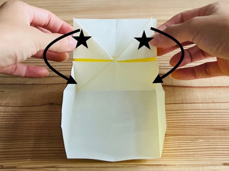 折り紙でつながる箱を作っている様子