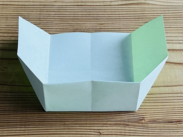 折り紙でつながる箱を作っている様子