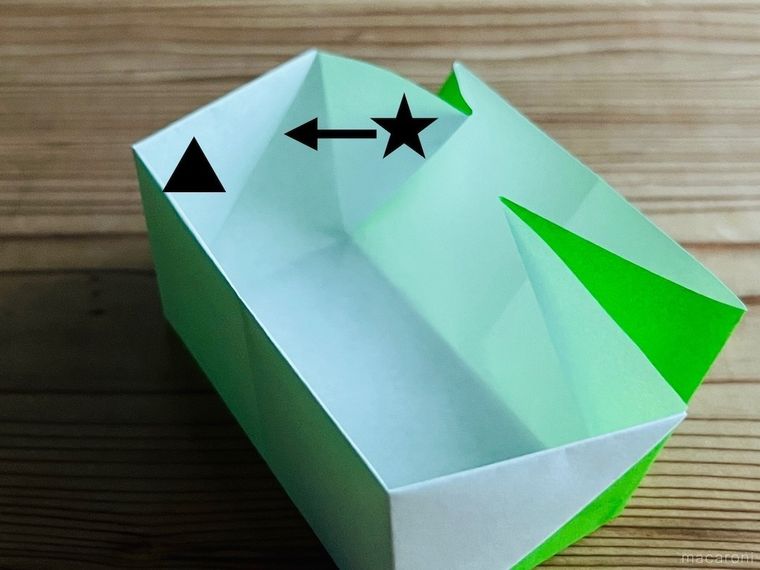 緑色の折り紙でつながる箱を作っている様子
