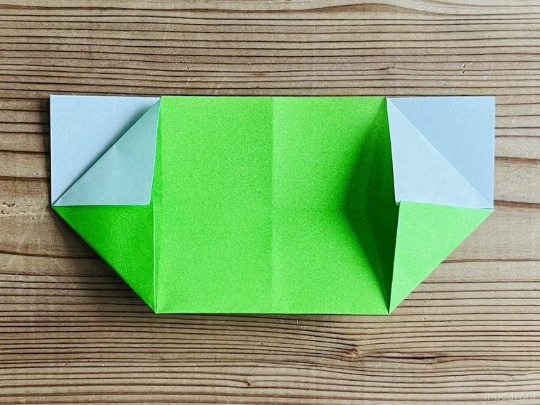 緑色の折り紙でつながる箱を作っている様子