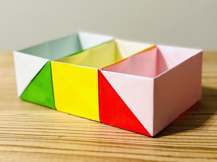 緑色、黄色、赤色の折り紙で作った3つの箱を連結させた様子