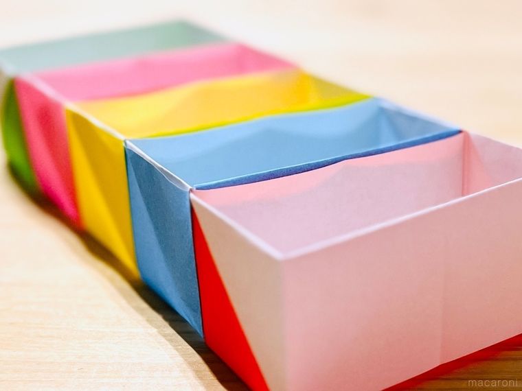緑色、ピンク色、黄色、水色、赤色の折り紙で作った5つの箱を連結させた様子