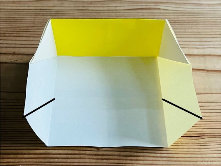 黄色の折り紙でつながる箱を作っている様子