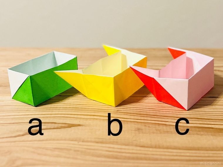 緑色、黄色、赤色の折り紙で作った3つのつながる箱