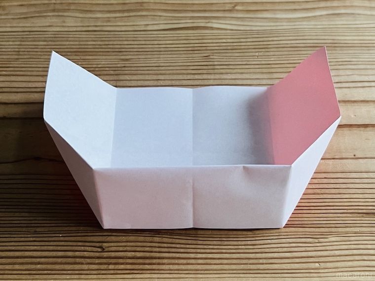 折り紙でつながる箱を作っている様子