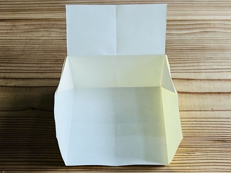 折り紙でつながる箱を作っている様子