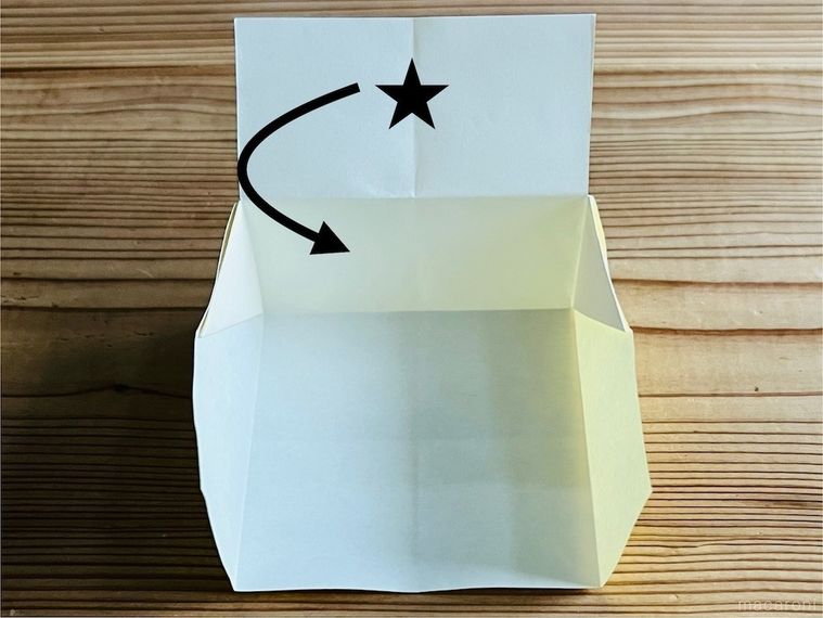 折り紙でつながる箱を作っている様子