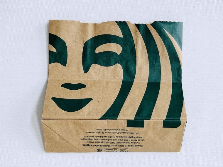 スターバックスの紙袋でティッシュケースを作っている様子