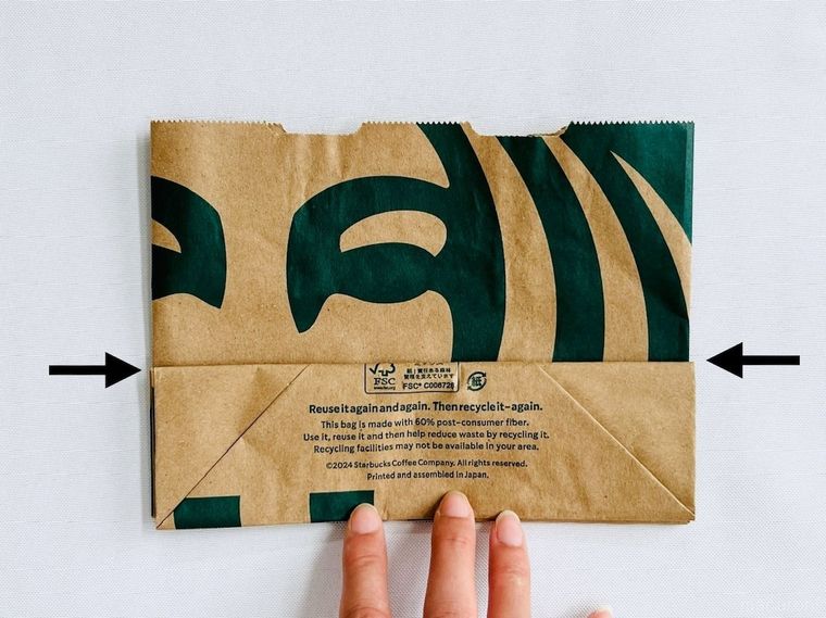 スターバックスの紙袋でティッシュケースを作っている様子