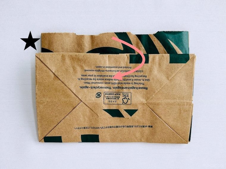 スターバックスの紙袋でティッシュケースを作っている様子