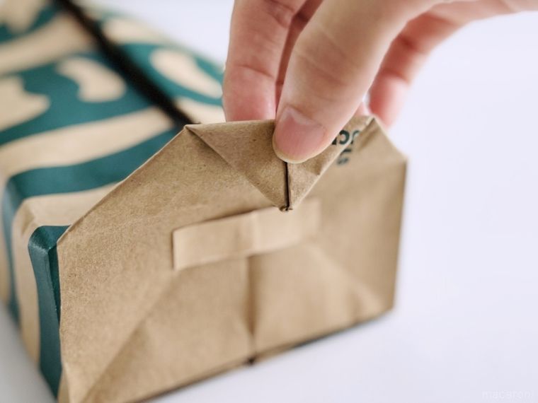 スターバックスの紙袋でティッシュケースを作っている様子