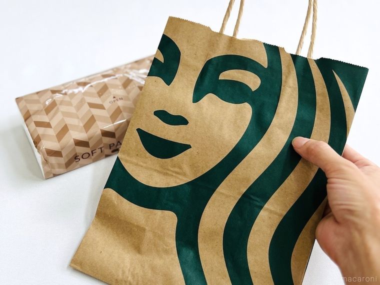 ソフトパックのティッシュとスターバックスの紙袋