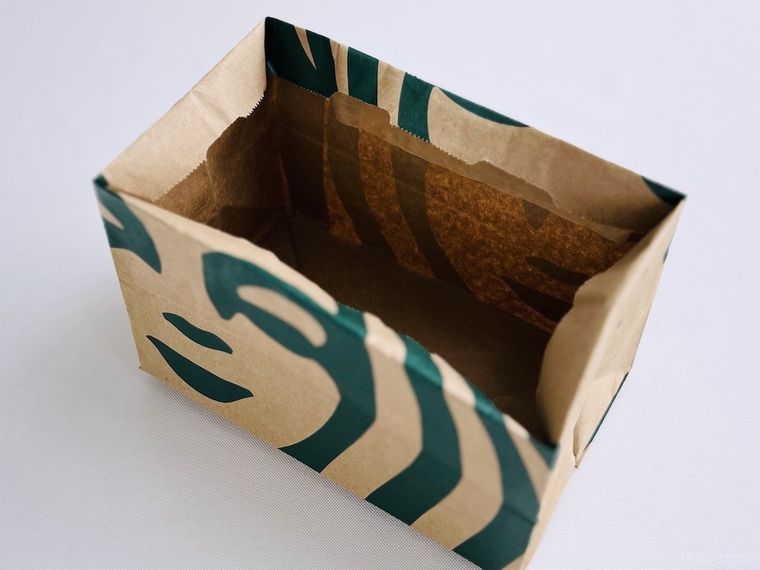 スターバックスの紙袋でティッシュケースを作っている様子