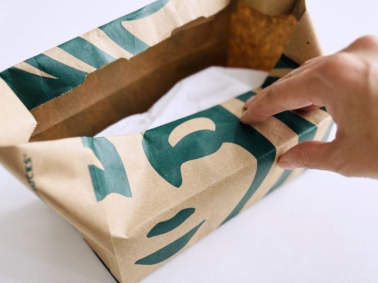 スターバックスの紙袋でティッシュケースを作っている様子