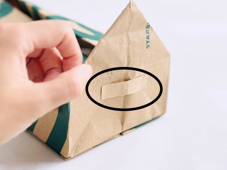 スターバックスの紙袋でティッシュケースを作っている様子