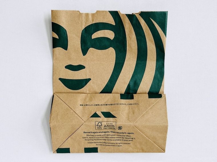 スターバックスの紙袋でティッシュケースを作っている様子