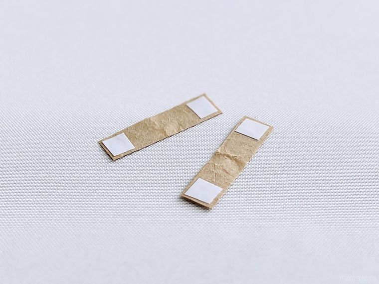 1cm幅に切った紙袋に両面テープを貼った様子