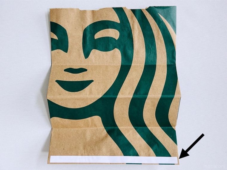 スターバックスの紙袋でティッシュケースを作っている様子