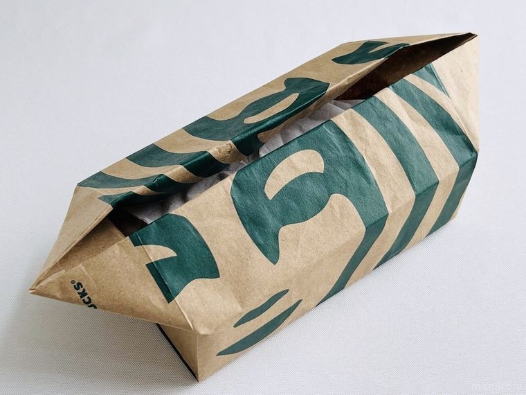 スターバックスの紙袋でティッシュケースを作っている様子