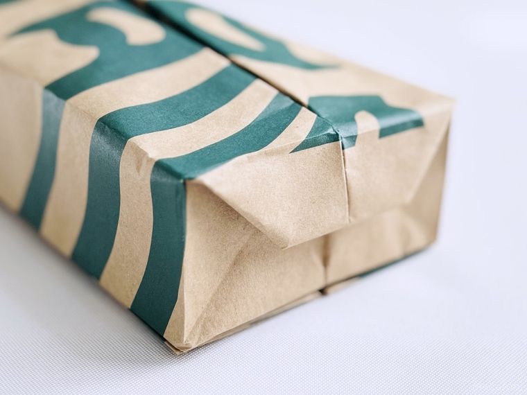 スターバックスの紙袋でティッシュケースを作っている様子