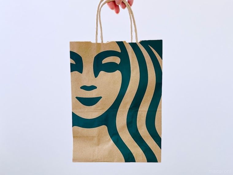 スターバックスの紙袋を手で持っている様子
