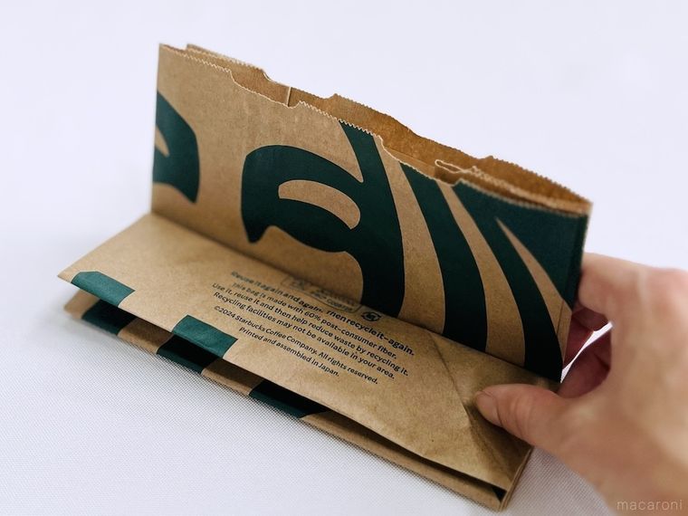 スターバックスの紙袋でティッシュケースを作っている様子