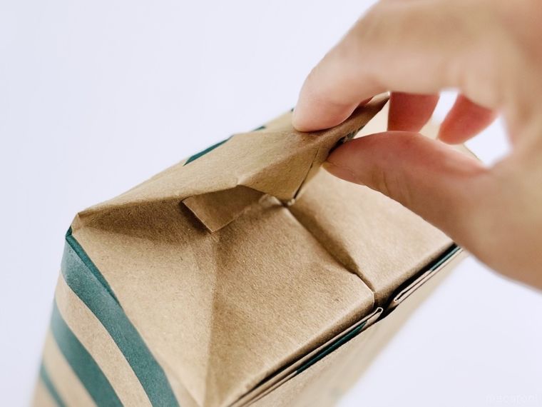 スターバックスの紙袋でティッシュケースを作っている様子