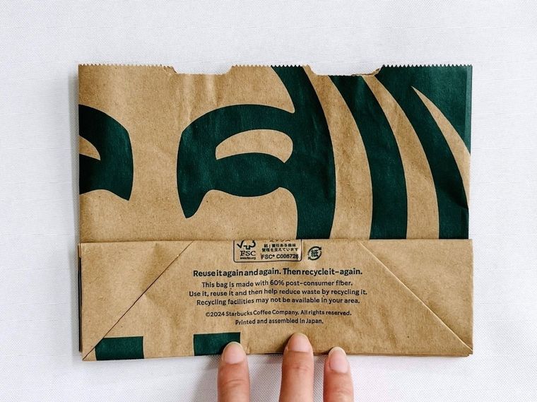 スターバックスの紙袋でティッシュケースを作っている様子