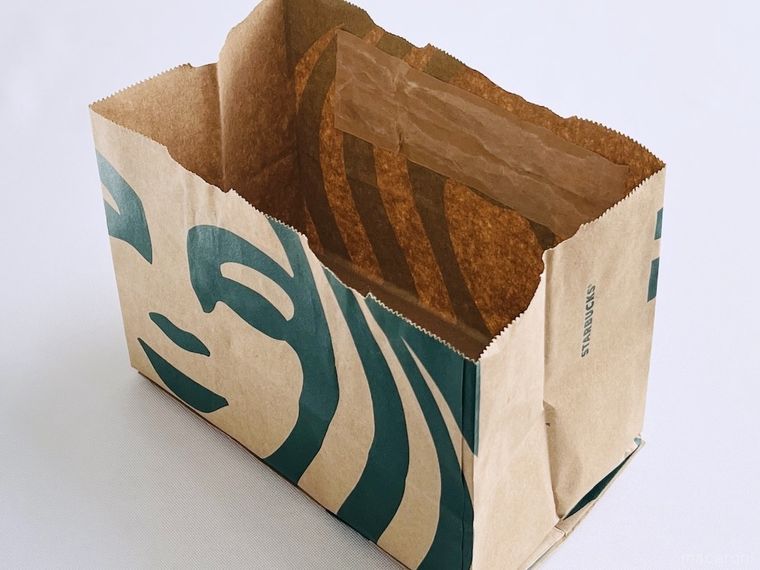 スターバックスの紙袋でティッシュケースを作っている様子