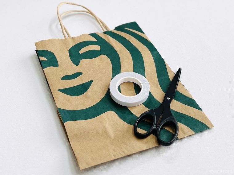 スターバックスの紙袋、ハサミ、両面テープ