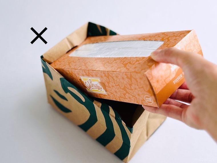 スターバックスの紙袋にボックスティッシュを入れようとしている様子