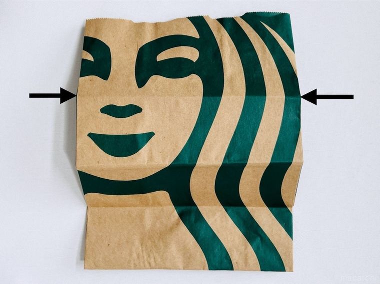 スターバックスの紙袋でティッシュケースを作っている様子