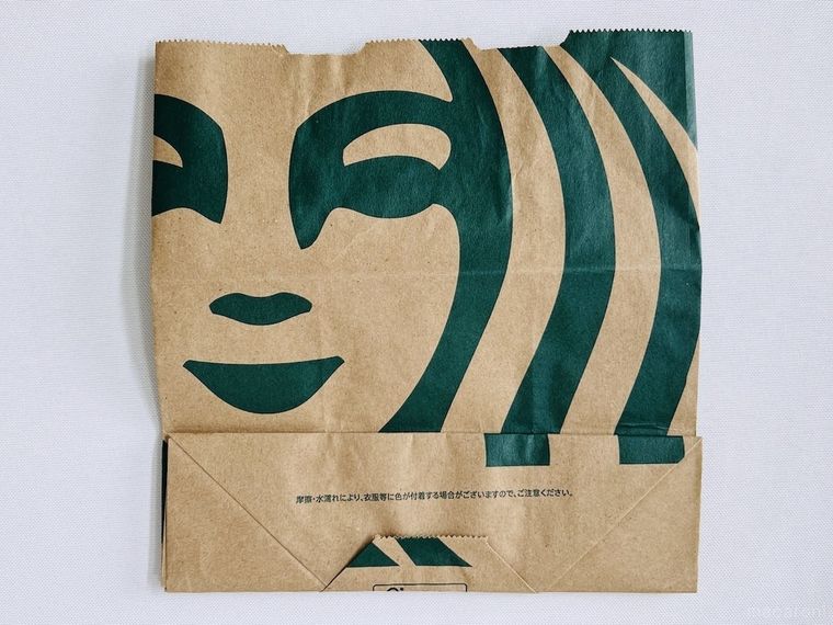 スターバックスの紙袋でティッシュケースを作っている様子