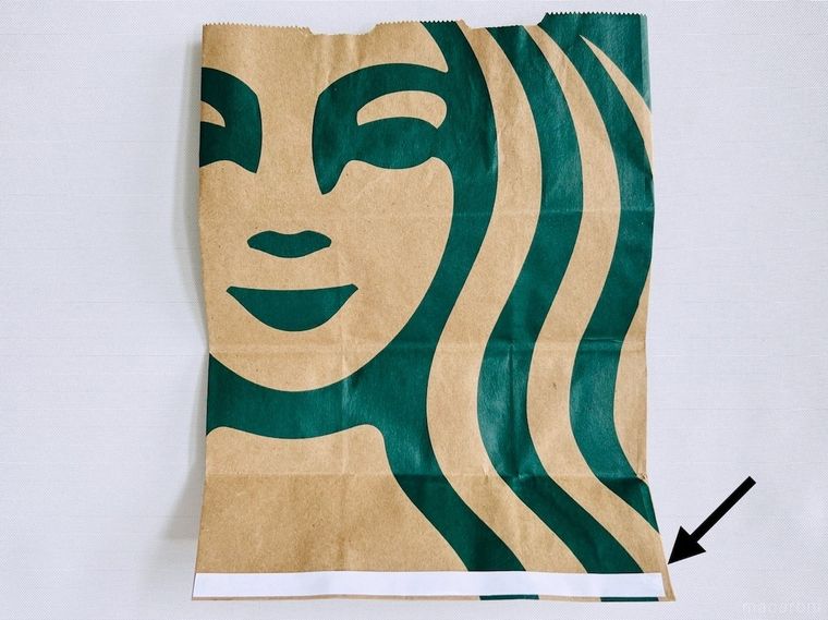 スターバックスの紙袋でティッシュケースを作っている様子