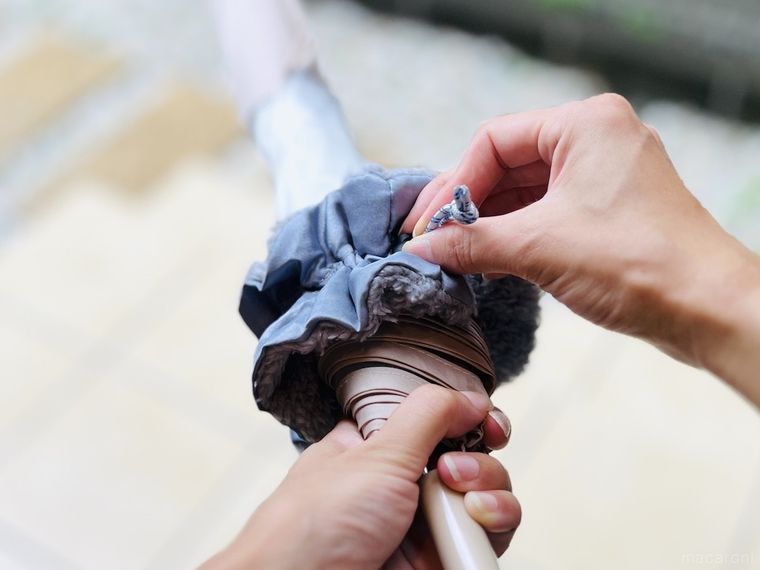 ダイソーの傘用シュシュを濡れた傘に装着している様子