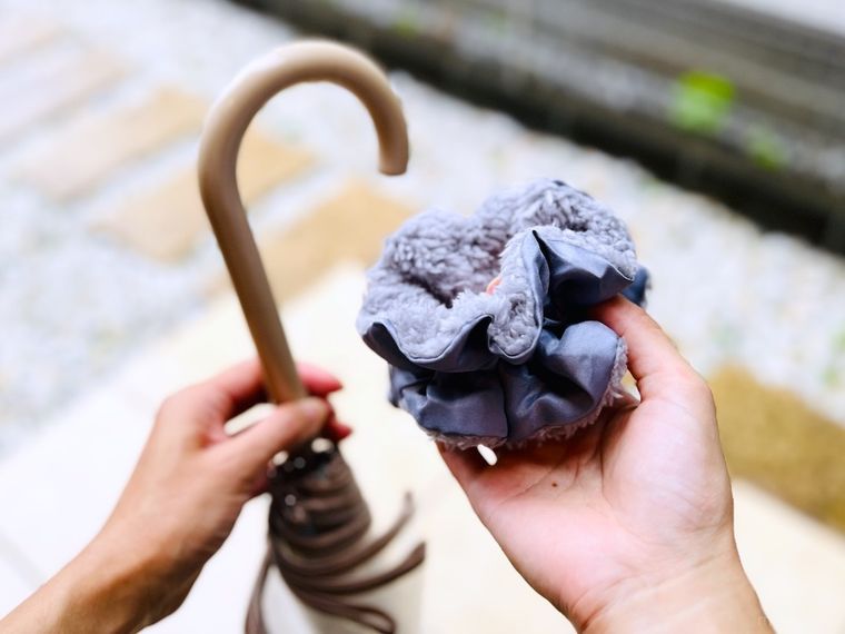 濡れた傘とダイソーの傘用シュシュ