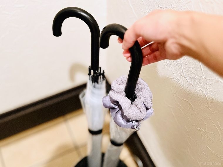 ダイソーの傘用シュシュが付いたビニール傘と付いていないビニール傘