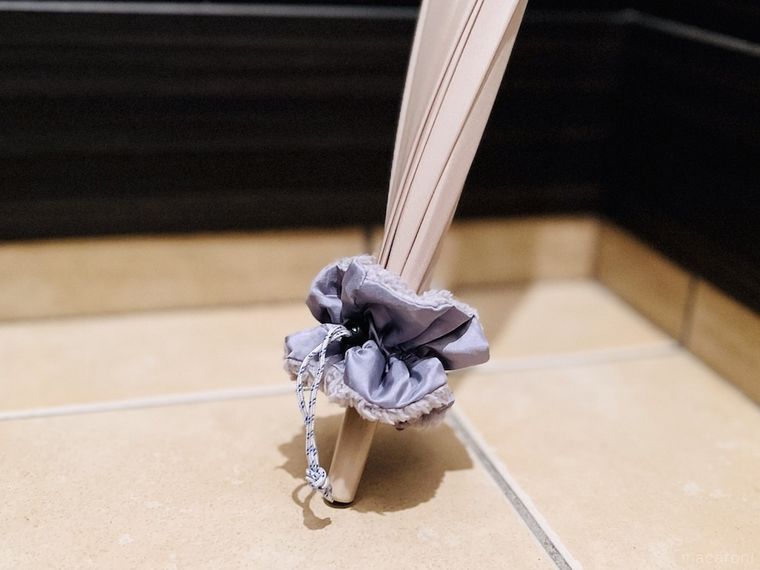 ダイソーの傘用シュシュを傘の先端に装着した様子