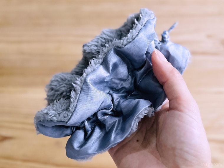 ダイソーの傘用シュシュを手で持っている様子