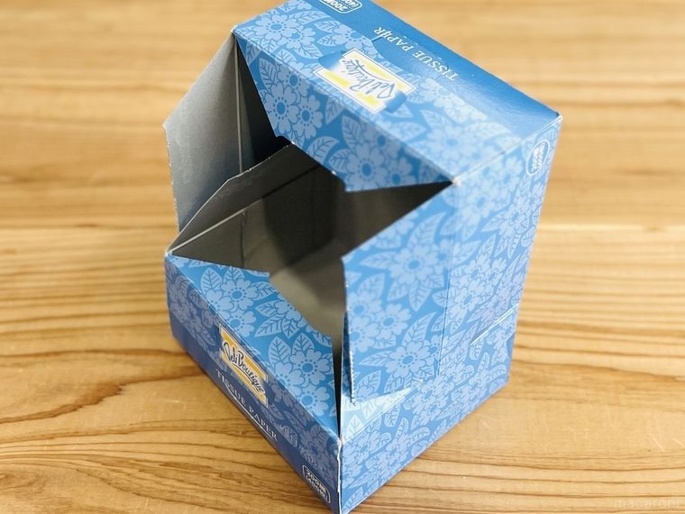 ティッシュの空き箱でフタ付きケースを作っている様子