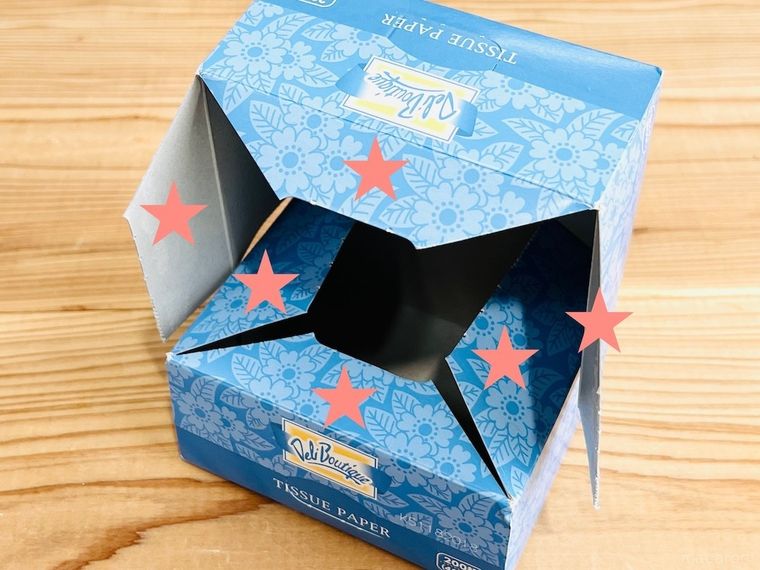 ティッシュの空き箱でフタ付きケースを作っている様子