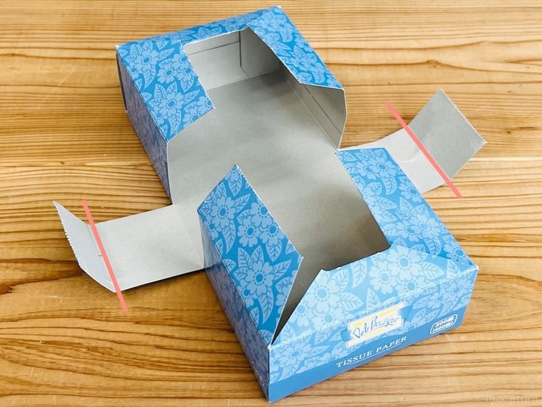 ティッシュの空き箱の中央部分に切り込みを入れた様子