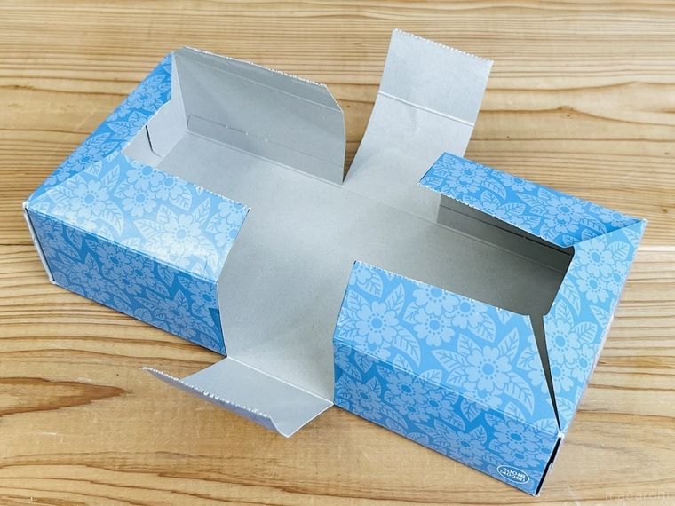 ティッシュの空き箱の中央部分に切り込みを入れた様子