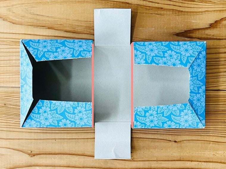 ティッシュの空き箱の中央部分に切り込みを入れた様子