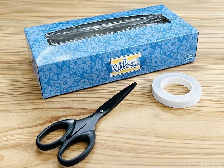 ティッシュの空き箱、ハサミ、両面テープ