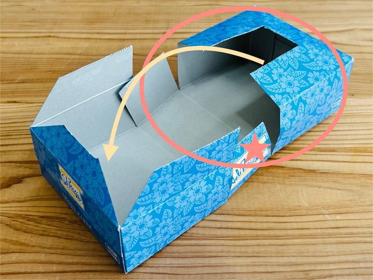 切り込みを入れたティッシュの空き箱