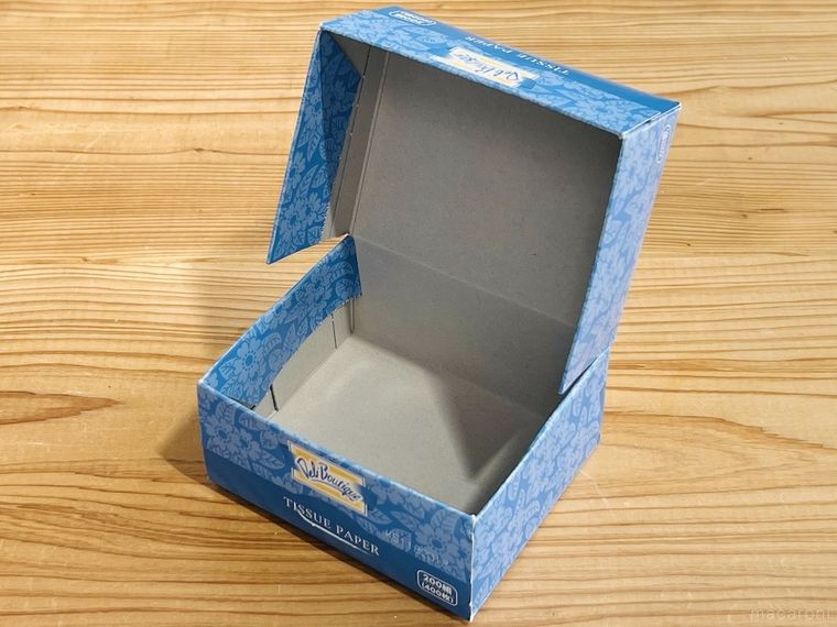 ティッシュの空き箱で作ったフタ付きケース