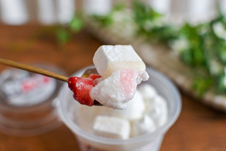 アイスをスプーンですくっているところ