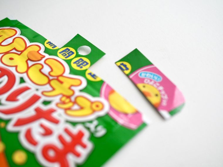 ふりかけの袋をカット