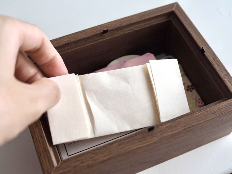 出産記念品を収納しているところ